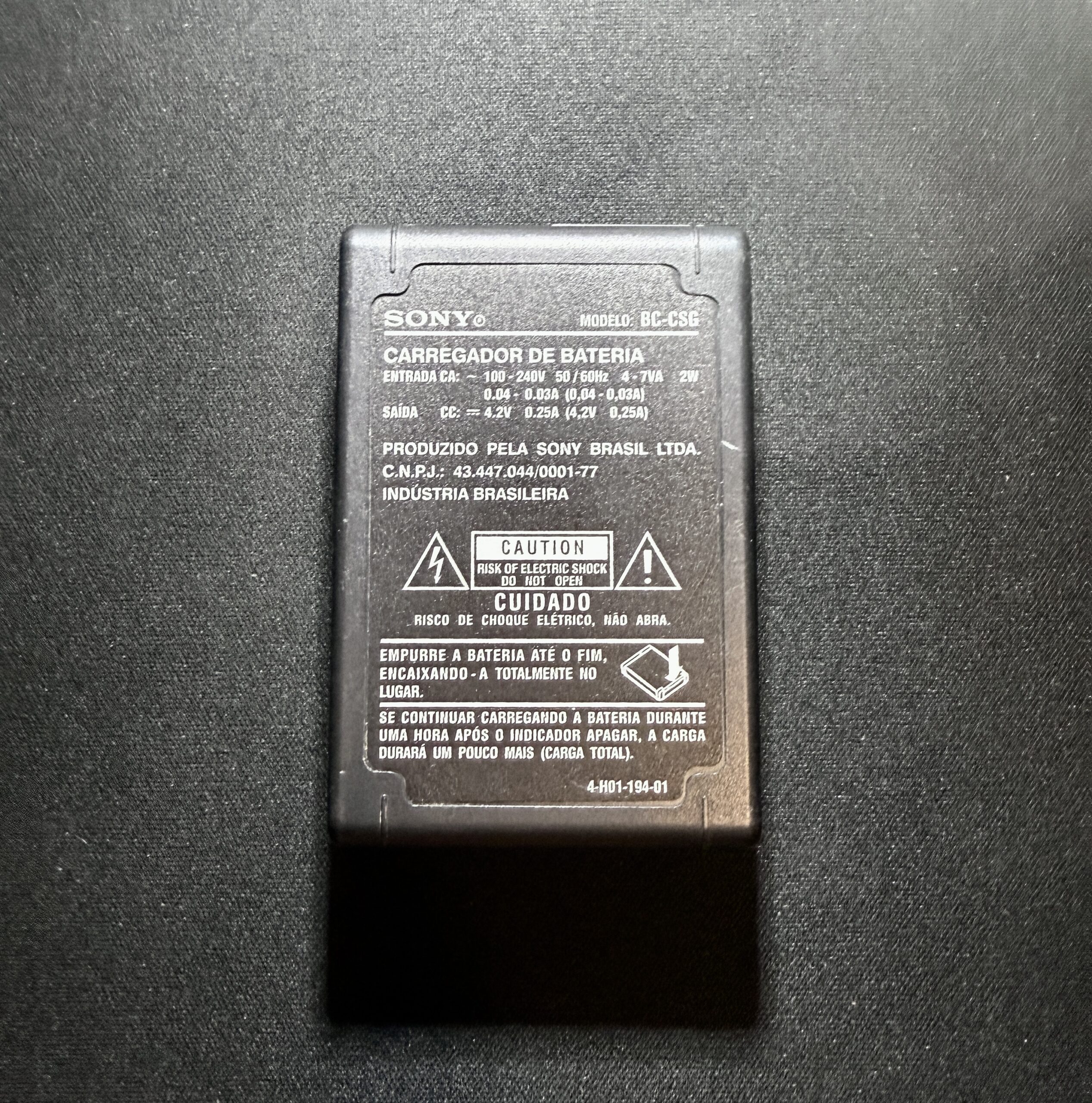 Carregador de Bateria Sony - BC CSG (Semi-Novo) - COD:LND - Imagem 2