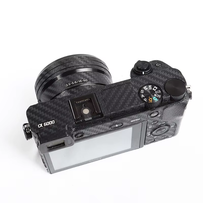 Película Adesiva de Proteção Anti-Risco para Câmera – Fibra de Carbono – Sony A6000 / A6100 / A6300 / A6400 / A6500 / A6600 - Z - Imagem 4
